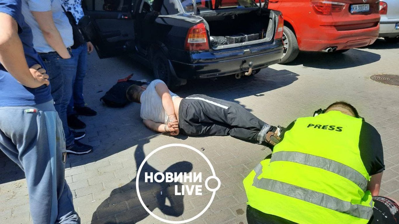 У Києві затримали зберігача наркотиків — фото з місця події