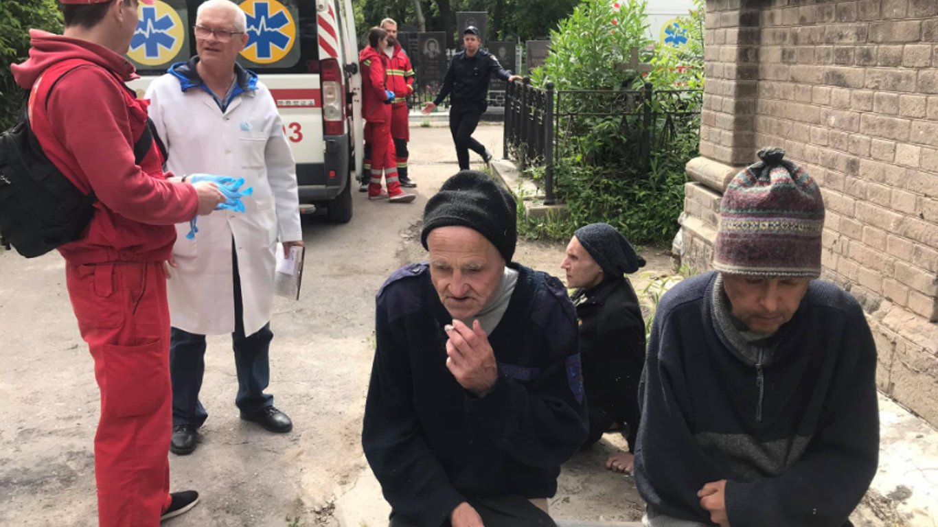В Одессе пациентов психбольницы выбросили на кладбище
