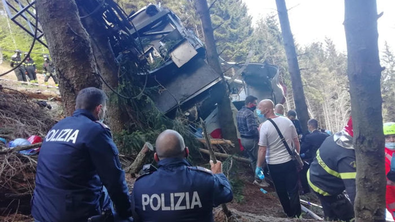 Падение кабины подъемника в Италии - Видео