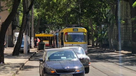 В центре Одессы трамвай “догнал” легковушку, которая внезапно остановилась посреди дороги - 285x160