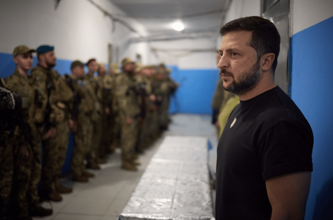 Владимир Зеленский во время встречи с военными в Донецкой области. Фото: president.gov.ua