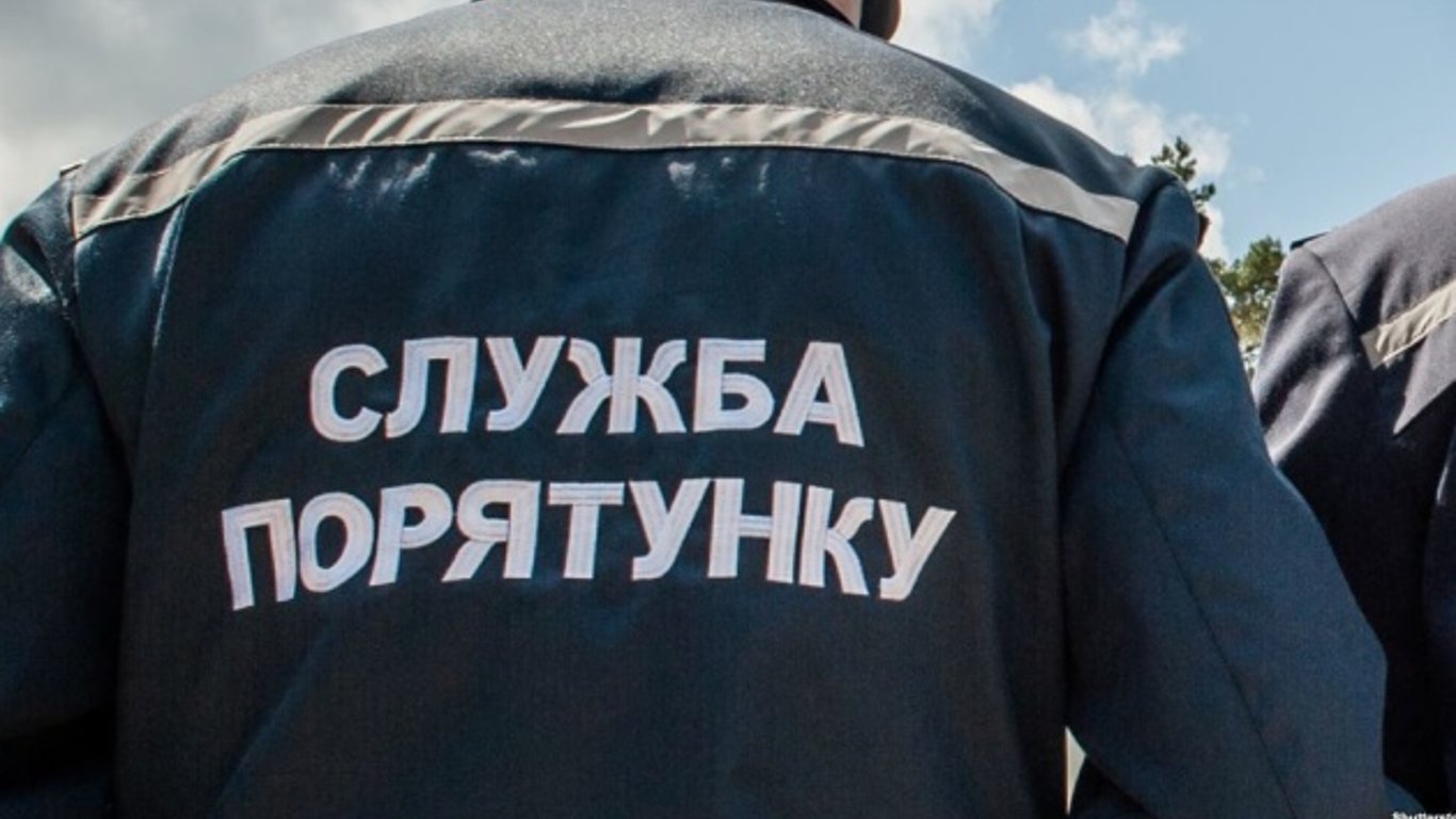 На Одещині рятувальники витягували вантажівку з болота
