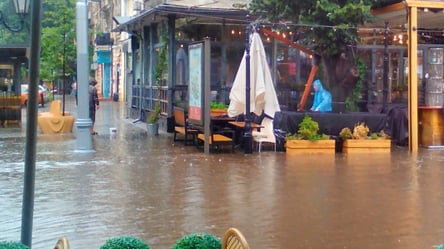 Одесу затоплює: через сильну зливу вже “попливла” Дерибасівська - 285x160