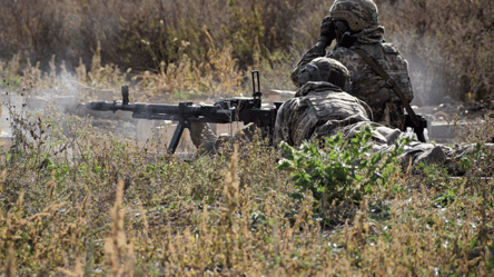 Поранено військового ЗСУ: на Донбасі бойовики обстріляли українські позиції - 285x160