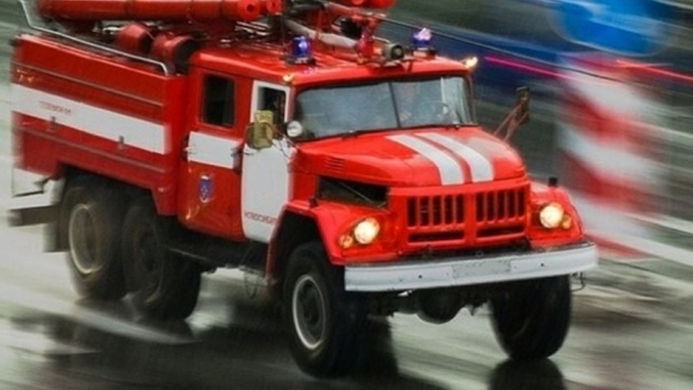 В Одессе пожарная машина дрифтовала на мокрой дороге