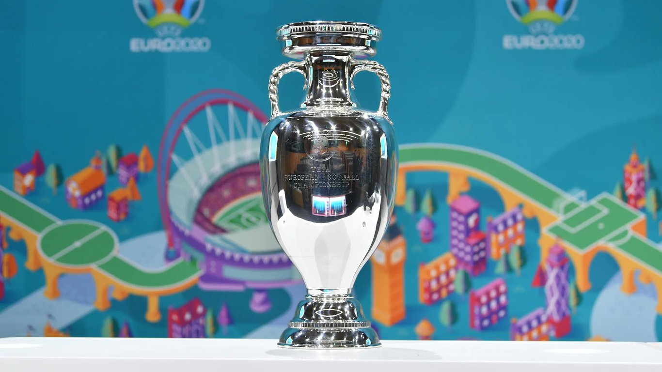 Конфуз зі спонсорськими пляшками на Євро-2020: що сталося і як відзначився український футболіст