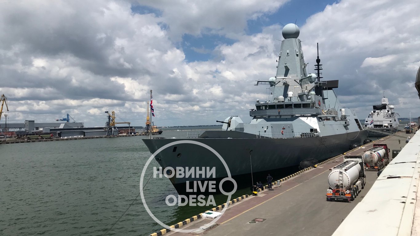 В Одессу прибыли два боевых корабля НАТО - фото