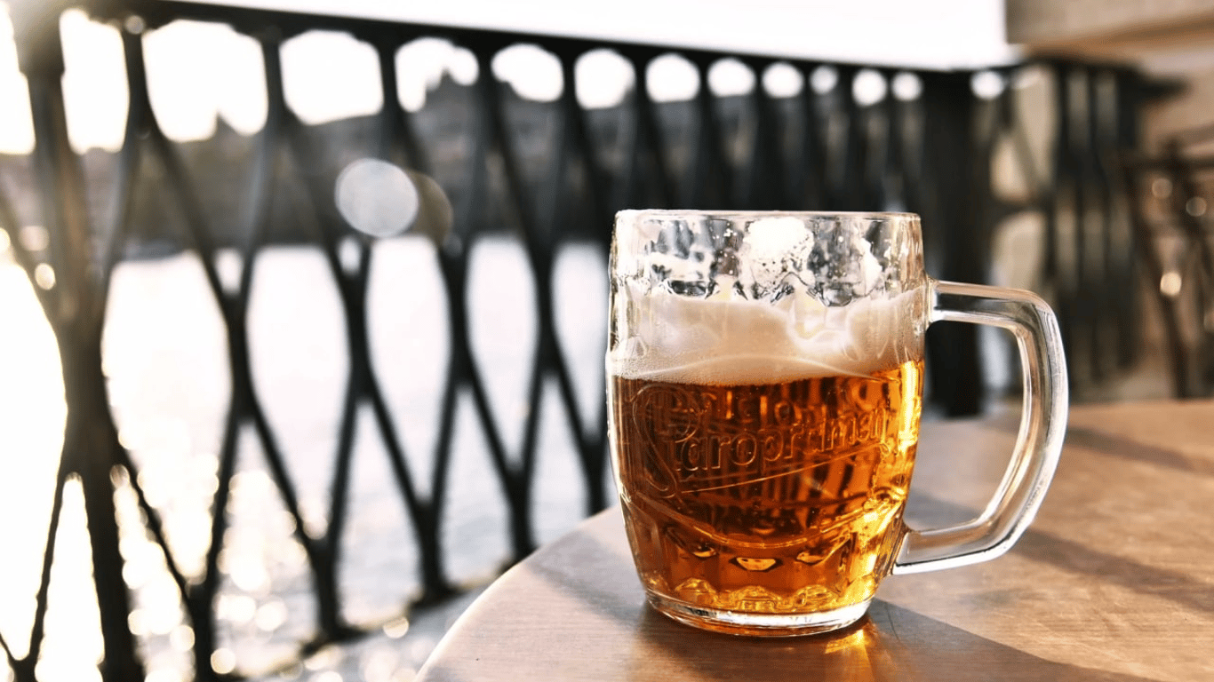 Закупили пиво - комунальники в Харкові потрапили в скандал