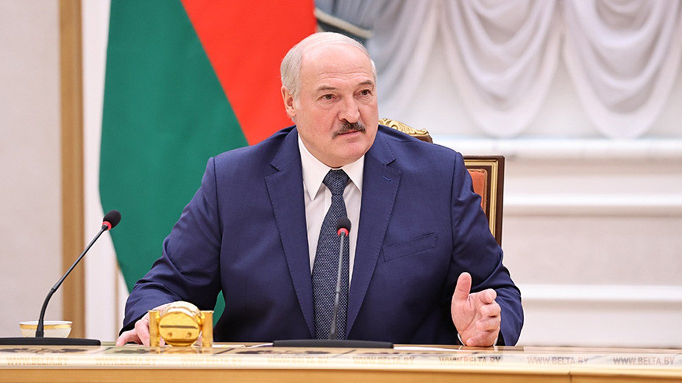 Лукашенко запретил принимать самолеты с Украины
