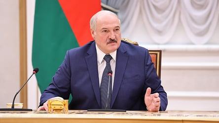 Лукашенко заборонив  приймати літаки з України. Відео - 285x160