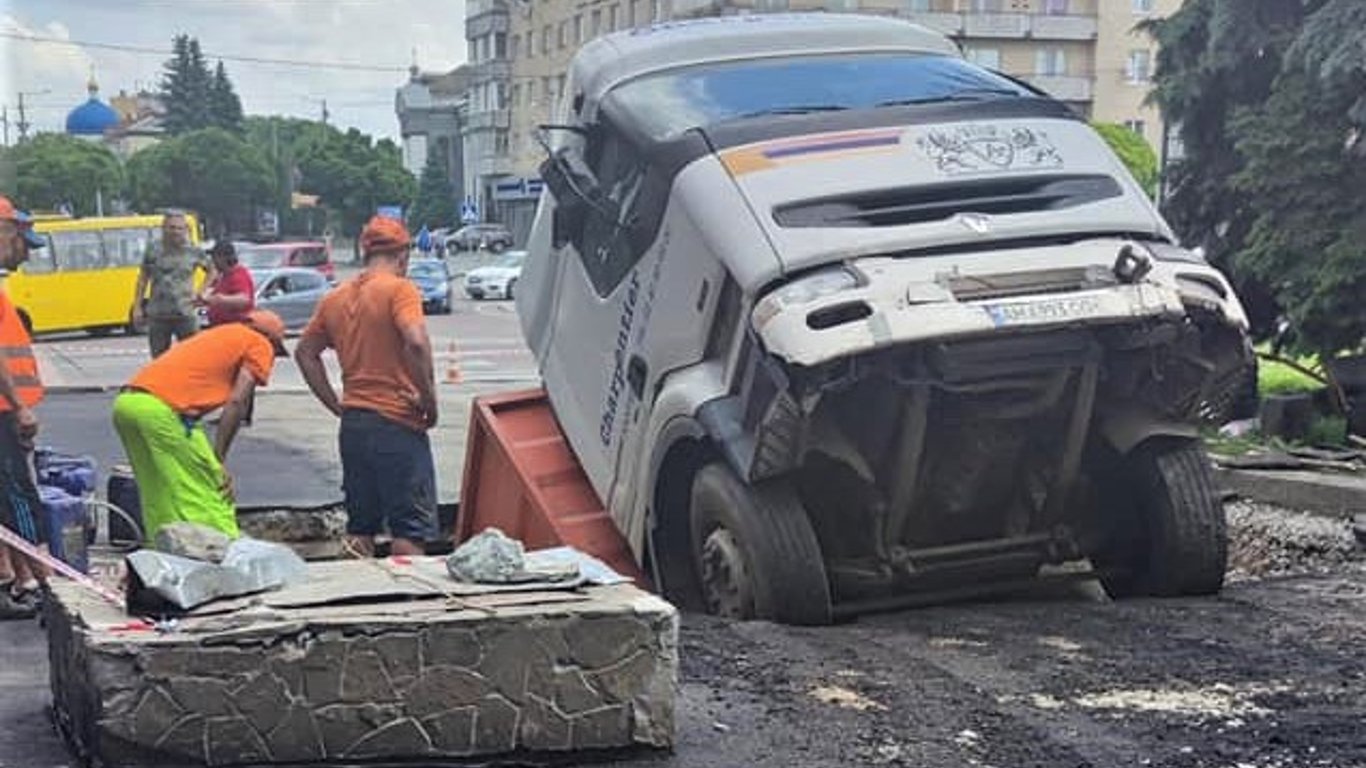 В Житомире под землю провалился грузовик с асфальтом