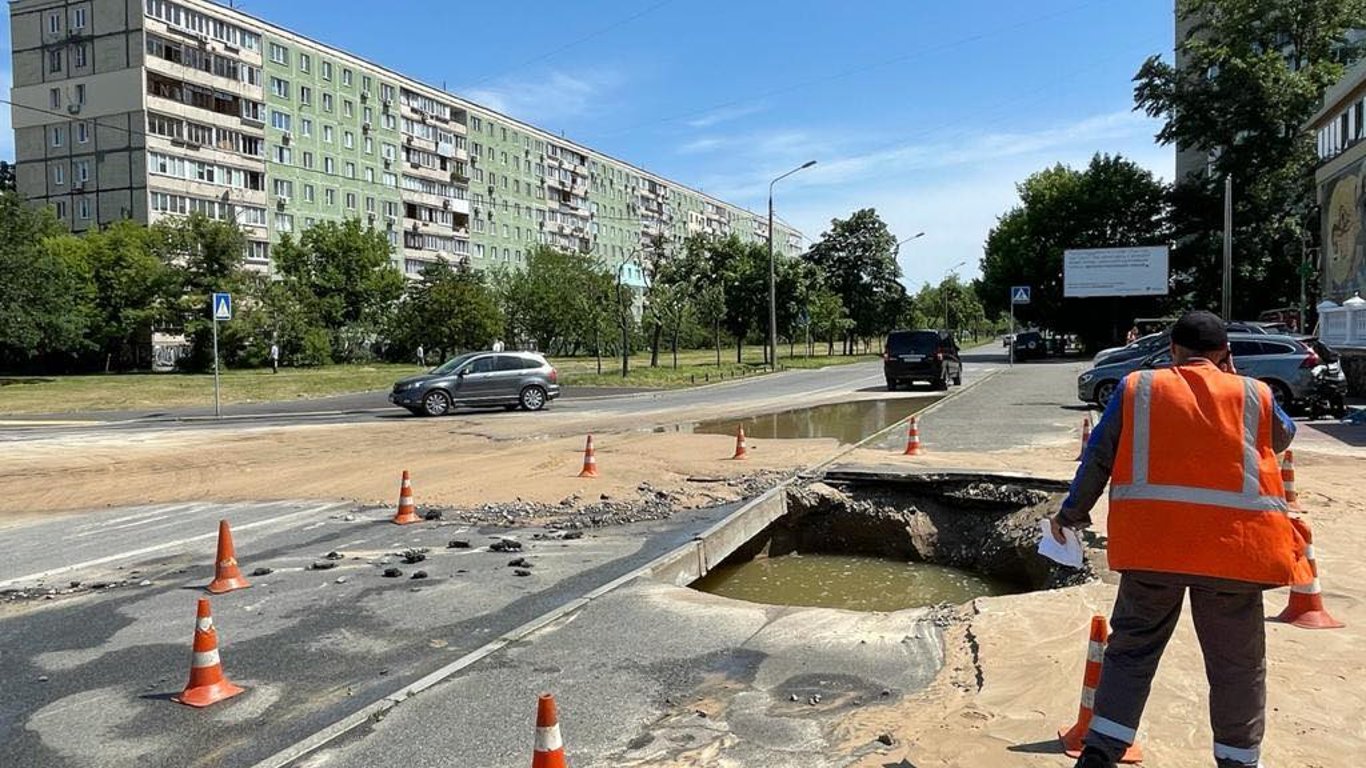 Новый водоем: в Киеве в Дарницком районе прорвало трубу. Видео