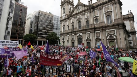 В Бразилии десятки тысяч жителей вышли на протест против политики президента в отношении COVID-19 - 285x160