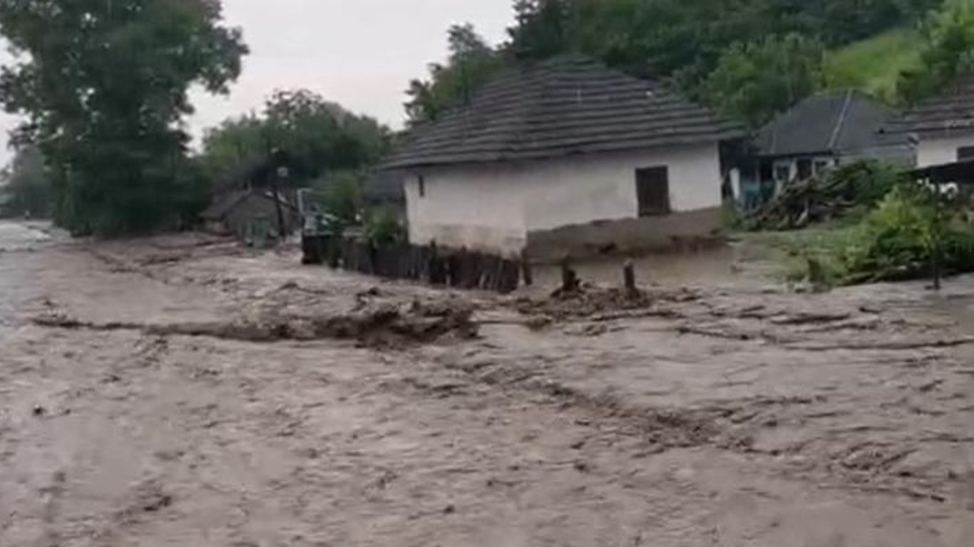 Еще один город под водой: в Черновицкой области затопило десятки сел. Видео