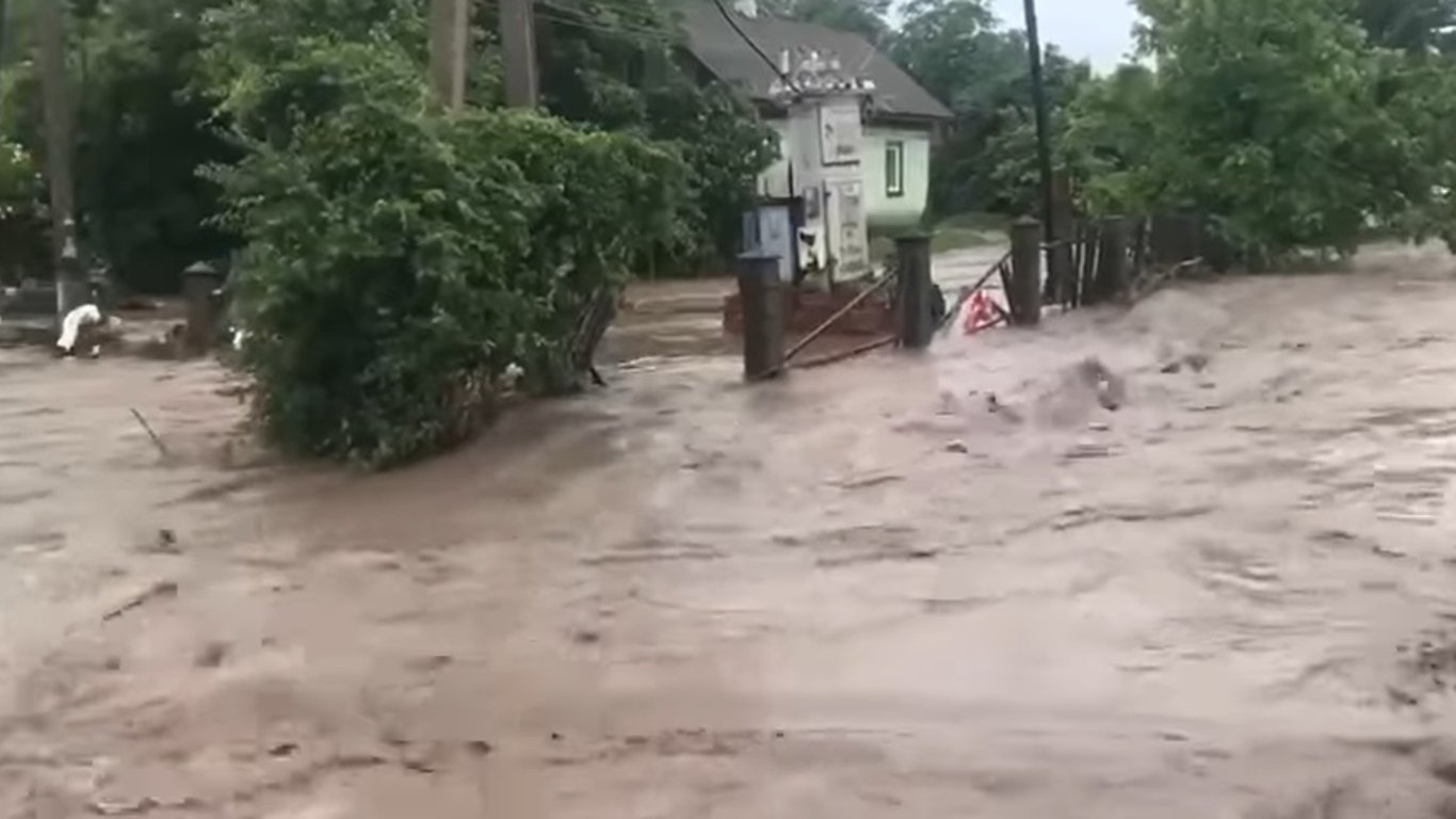 Непогода в Украине - на Буковине подтоплено 80 домовладений и размыто дороги