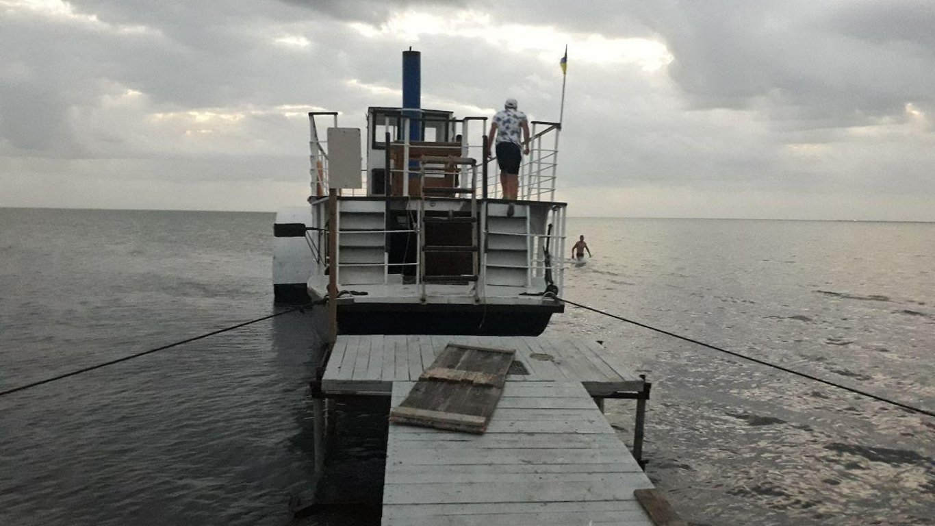 Туристы на сломанном катере "Ласточка" едва не утонули в Азовском море