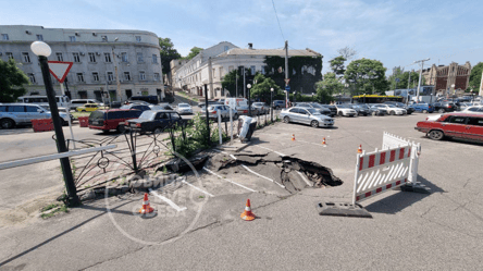 В Одесі на Митній площі дорога пішла під землю: ливнівка не витримала стихії. Фото - 285x160