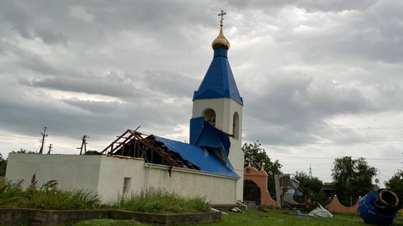 На Одещині смерч зірвав купол храму