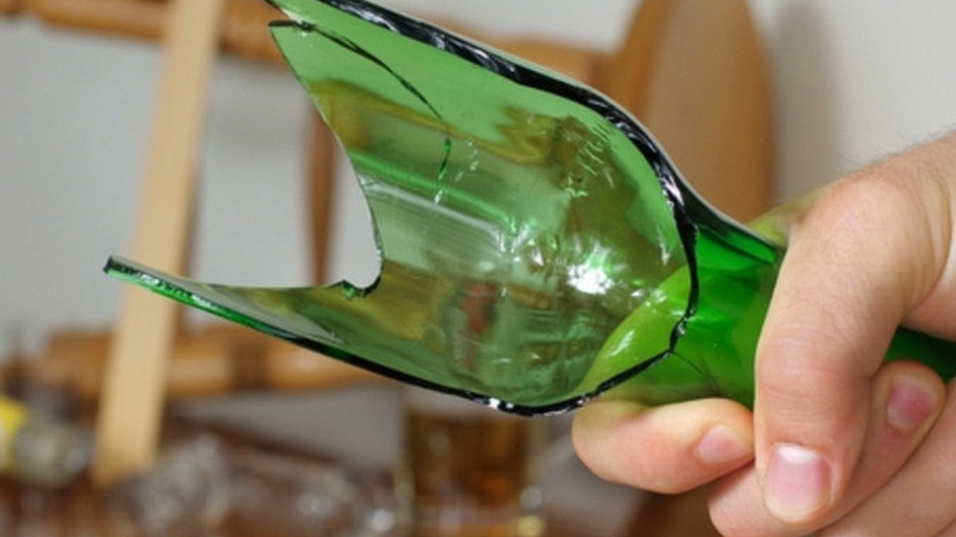 В Одессе охранника рынка порезали стеклянной бутылкой