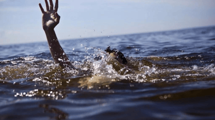 В Одесі на пляжі потонув чоловік: його тіло знайшли ввечері - 285x160