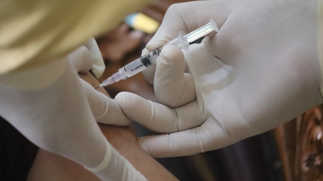 Вакцинация от коронавируса - в Венгрии начнут делать прививки украинцам