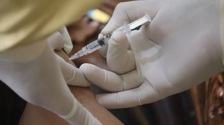 Украинцы смогут вакцинироваться от COVID-19 в Венгрии: как это сделать - 285x160