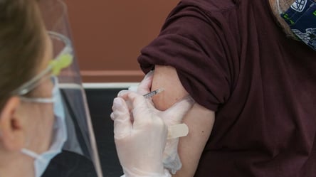 В Украине стартовал четвертый этап COVID-вакцинации: кто получит прививку - 285x160