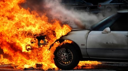 Не выдержала жары: в Одессе в Приморском районе горела машина - 285x160