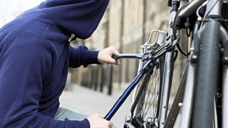 В Одесі затримали серійного крадія велосипедів: йому загрожує до шести років в’язниці - 285x160