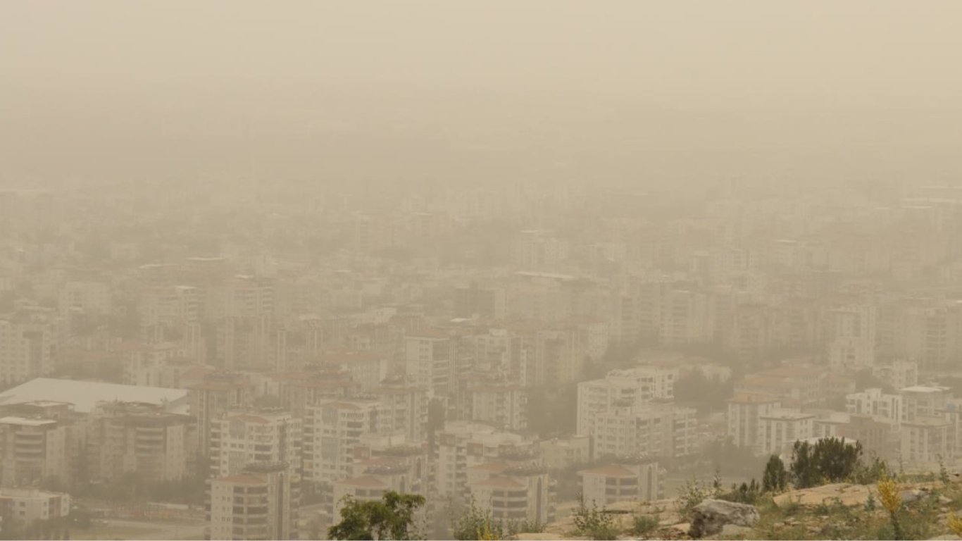 На провинции Турции, где было землетрясение, надвигается пылевая буря