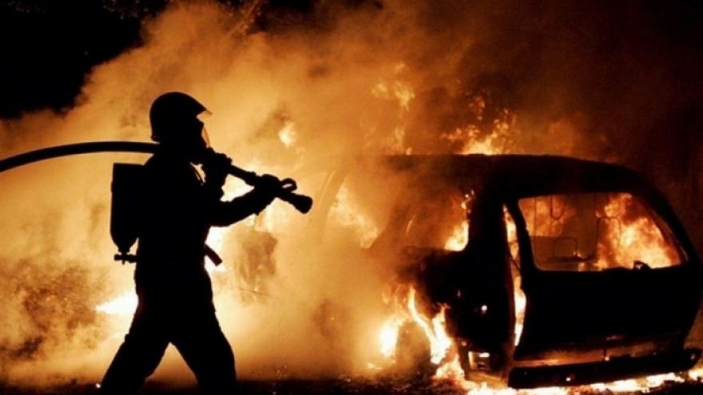 В Одесі в ніч на 24 червня згоріли три автівки.