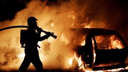 Пылали один за одним: в Одессе ночью сгорели три автомобиля - 285x160