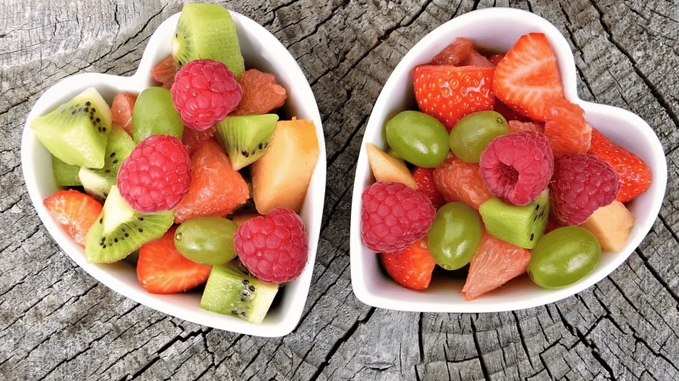 Салат летний с фруктами и йогуртом - рецепт