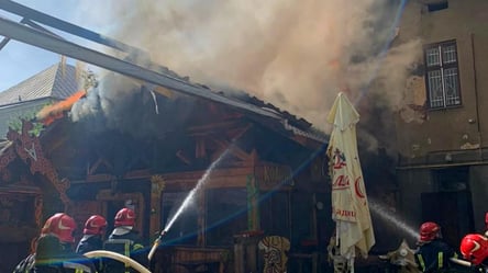 В центре Тернополя горел ресторан: пламя распространилось на соседнее здание. Фото, видео - 285x160