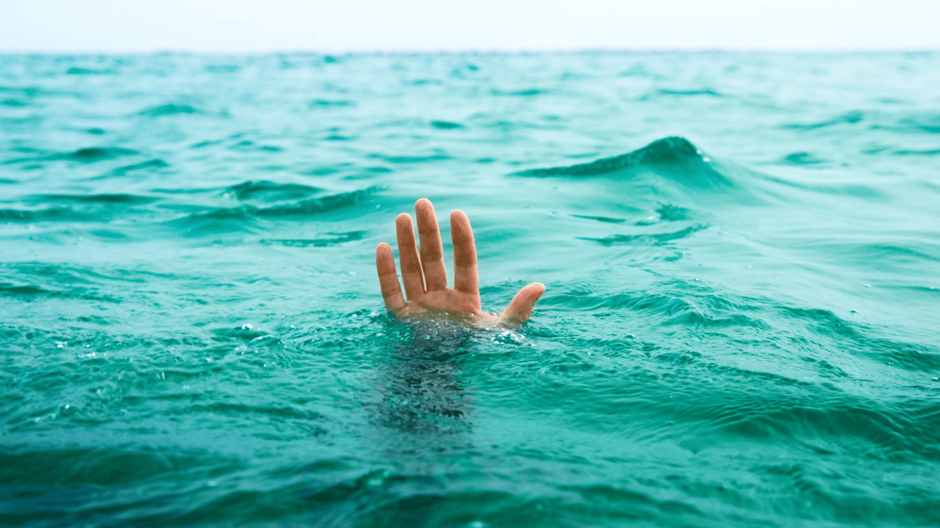 В Одесі на популярному пляжі потонула жінка - фото