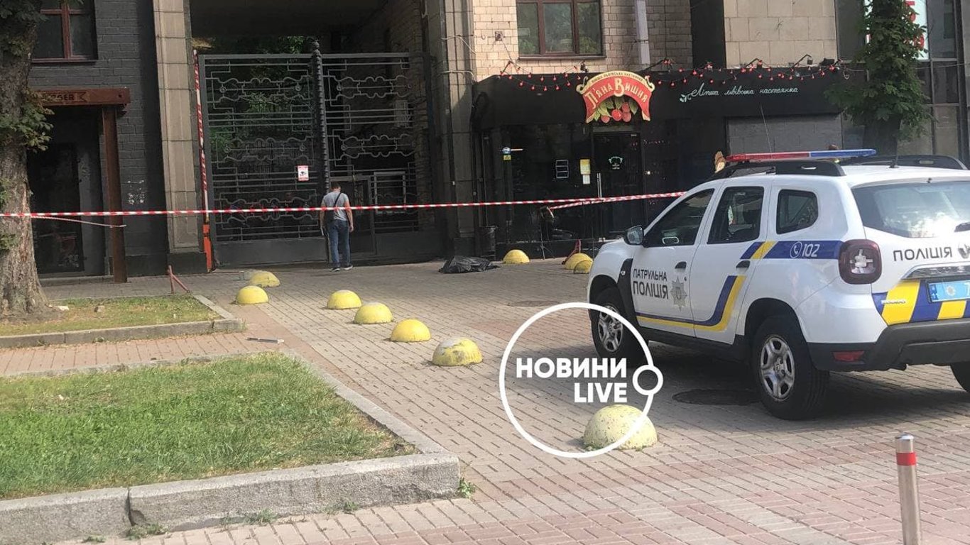 В Киеве на Крещатике из многоэтажки выпал мужчина - подробности