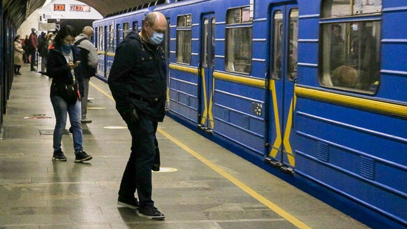 Пассажир упал на рельсы в киевском метро — подробности