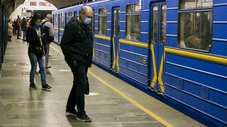 У київському метро на рейки впала людина: подробиці. Фото, відео - 285x160