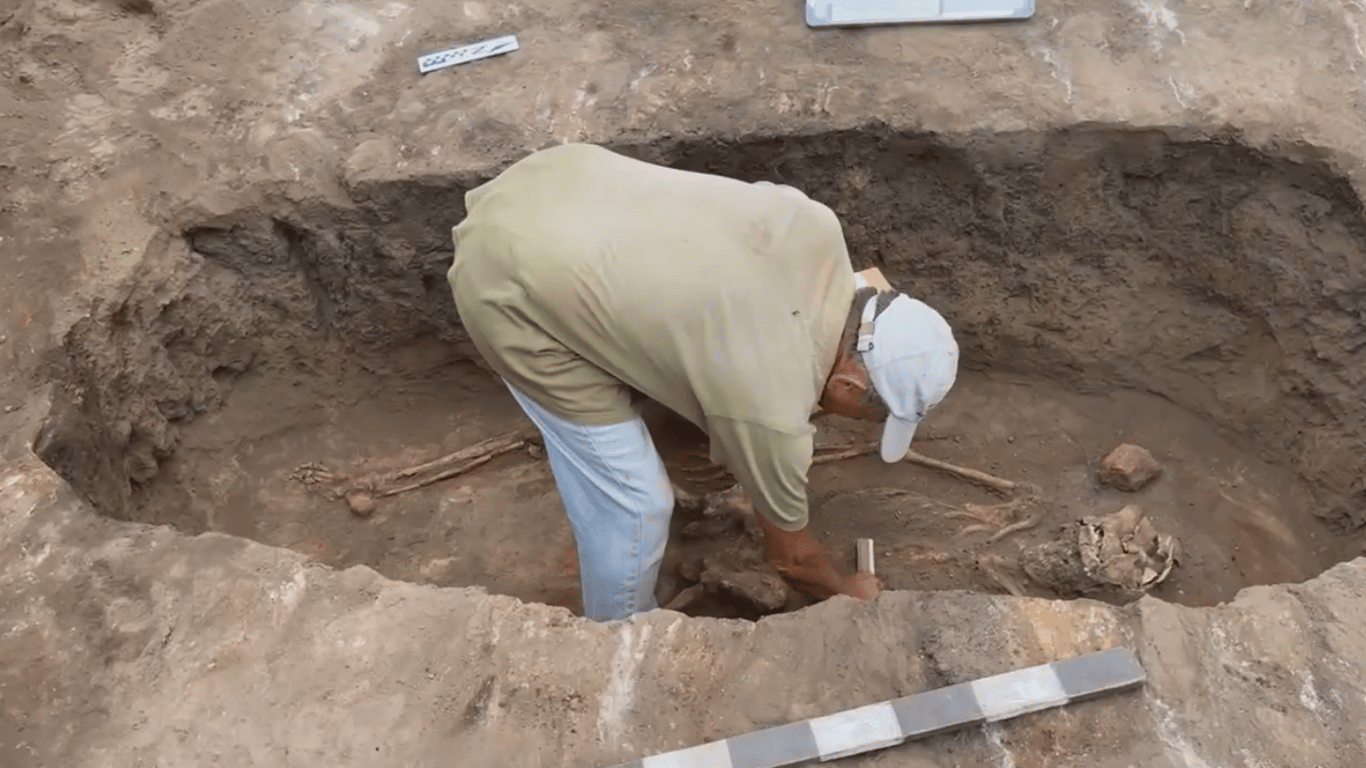 Раскопки кургана на Днепропетровщине - исследовано давний украинский "Стоунхендж"