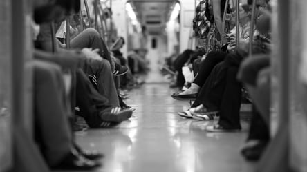 Падіння пасажира на рейки у київському метро: чим закінчилась історія та реакція очевидців на НП. Відео - 285x160