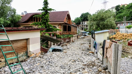 Десятки зруйнованих будинків і автомобілів: в Ялті показали наслідки потужного потопу. Фото - 285x160