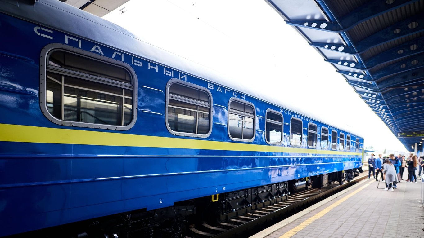 На День Конституції Укрзалізниця запустить додаткові потяги - подробиці
