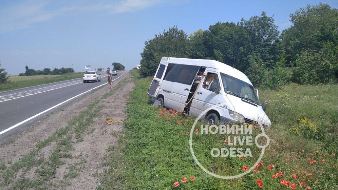Одесская область - рядом с Южным микроавтобус вылетел с трассы