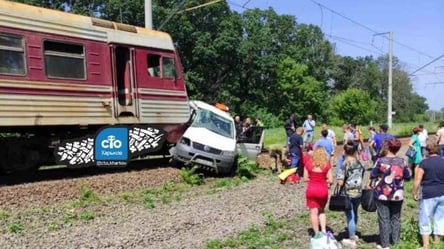 Хотів "проскочити" переїзд: на Харківщині потяг протаранив автобус. Фото - 285x160