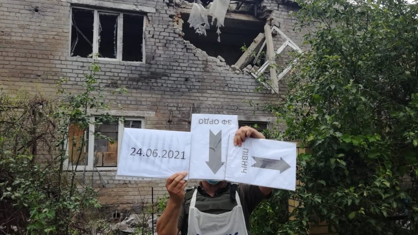 Война на Донбассе - боевики обстреляли здание и территорию школы-интерната