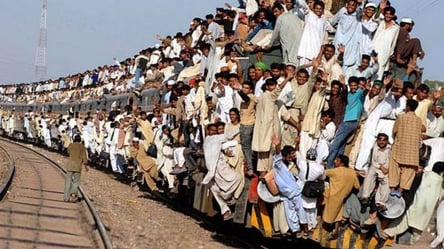 Одеська залізниця перетворилася на індійську: пасажири приміських поїздів не можуть втиснутися у вагони - 285x160