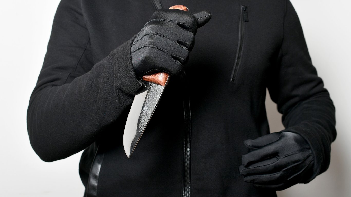 В Днепре мужчина порезал ножом женщину и ее годовалого ребенка - подробности
