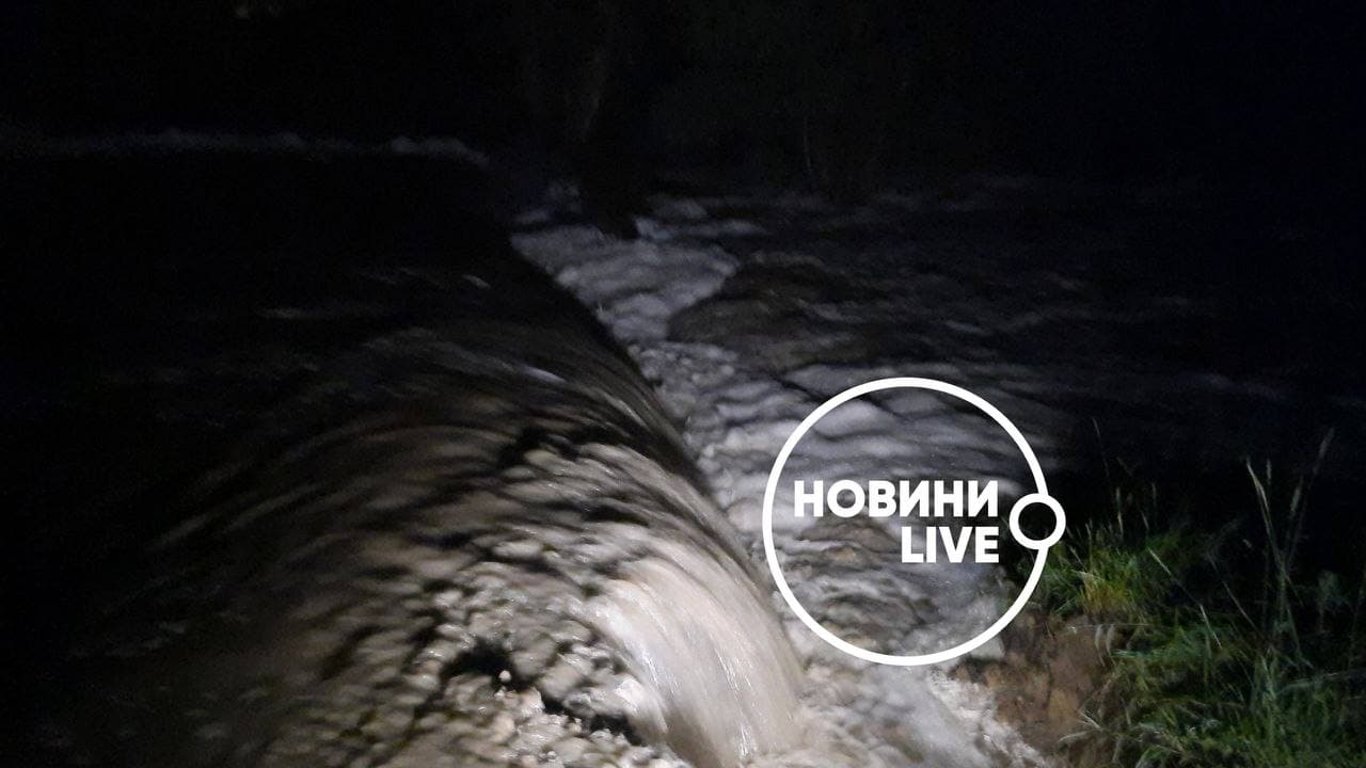 На Киевщине прорвало три дамбы — люди без света, газа и связи