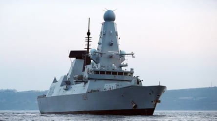 У Британії на зупинці виявили секретні матеріали про обстріл есмінця в Чорному морі - 285x160