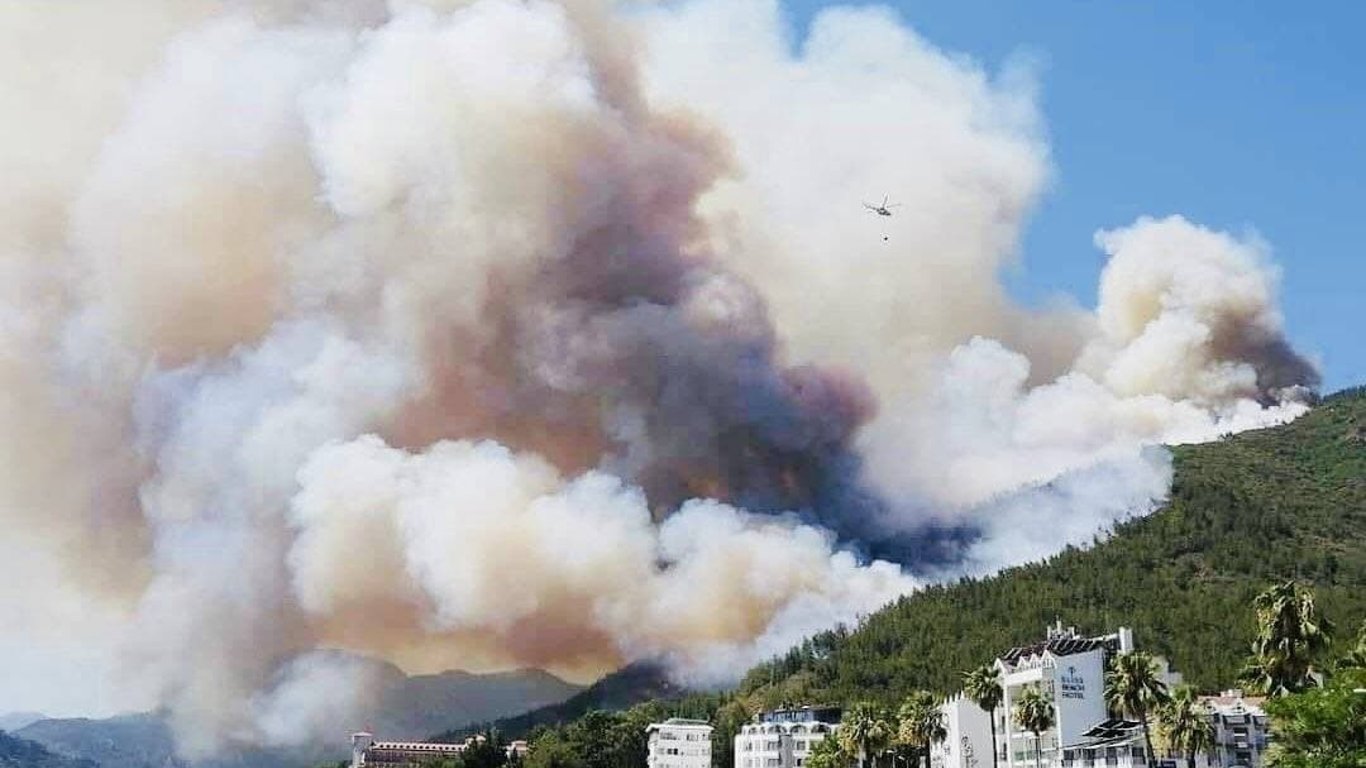 Пожежа в Туреччині набирає обертів: людей евакуюють